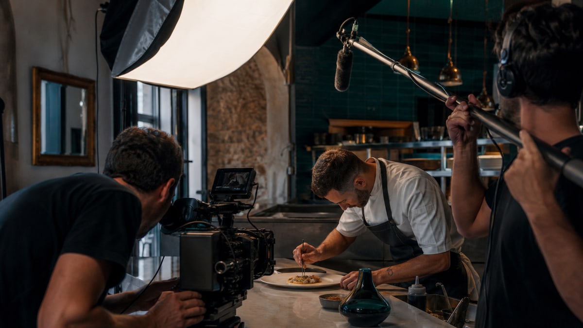 Equipo compacto filmando en un restaurante antes de abrir. Fotografia generada especificamente para Firekworks.