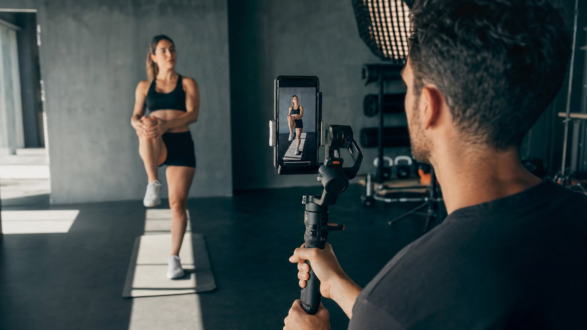 Rodaje de tutorial vertical en un gimnasio local. Fotografia generada especificamente para Firekworks.